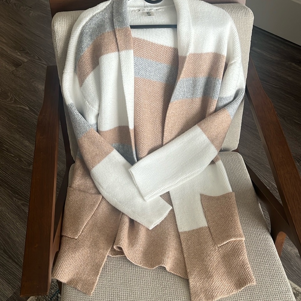 Beautiful NWT fall cardigan with neutral colors perfect  for Apple picking!🍂